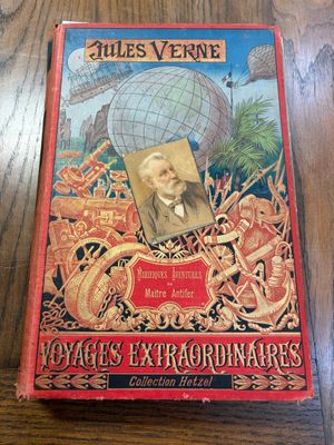 un livre sur la couverture duquel figure l'image d'un homme assis sur une table