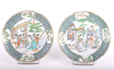 paire d'assiettes chinoises de style « famille » représentant des personnages dans un jardin