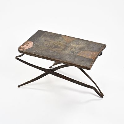 une image représentant une petite table en bois avec un piètement en métal