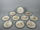 six assiettes ornées de motifs variés représentant des personnes et des animaux