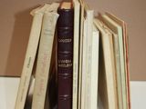 plusieurs livres empilés sur une table