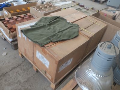plein de cartons et encore des cartons remplis d'objets par terre