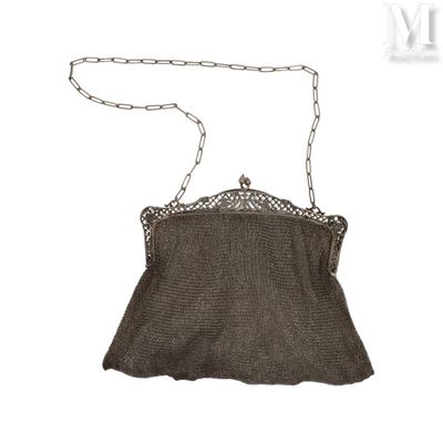 une image représentant un sac à main auquel est accrochée une chaîne