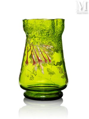un vase en verre vert contenant des fleurs rouges