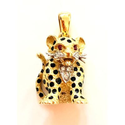 pendentif en or jaune représentant un léopard dont le museau est parsemé de taches noires et blanches