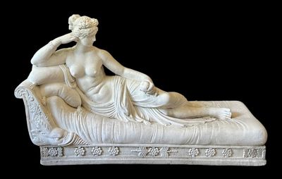 statue en marbre représentant une femme allongée sur un canapé, avec un homme assis dessus