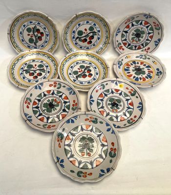six assiettes aux motifs variés sont disposées sur une surface blanche