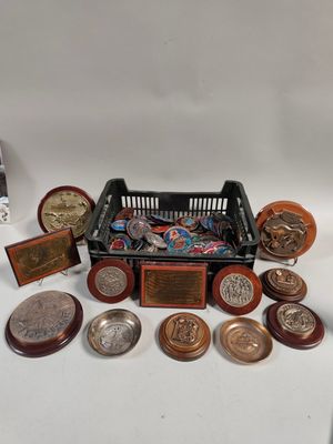 beaucoup de pièces et de médailles sur la table