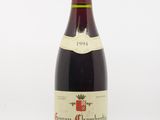 une bouteille de vin posée sur une table