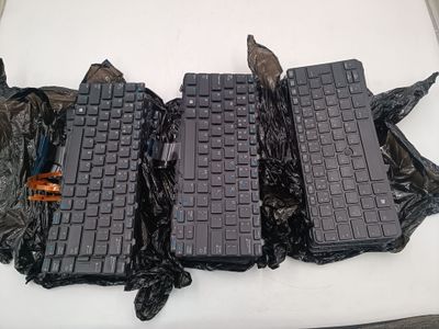 trois claviers noirs posés sur une table blanche