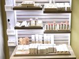 un présentoir de produits cosmétiques dans un magasin