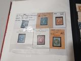 la photo d'un livre portant de nombreux timbres
