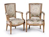 paire de fauteuils en bois sculpté de style Louis XVI, avec assises rembourrées
