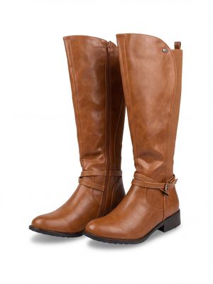 une paire de bottes marron pour femme sur fond blanc