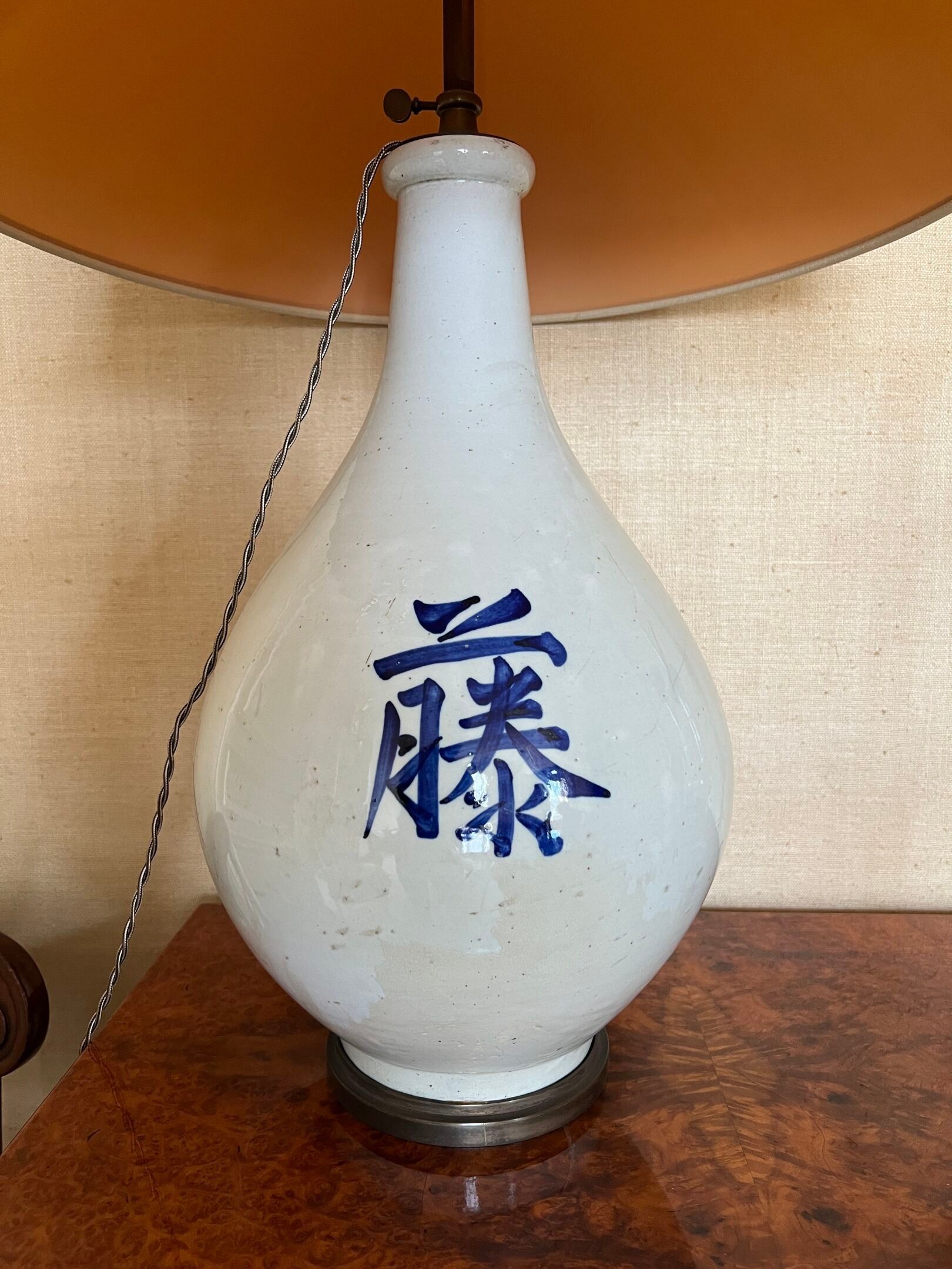 GRAND VASE en céramique émaillée blanc à décor d'un caractèr…