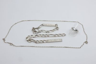 un gros plan d'un collier en argent orné d'une barre