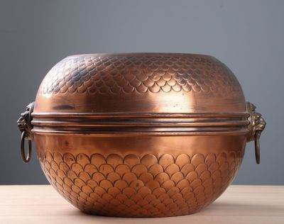 Grand cache-pot en cuivre repoussé à décor d'écailles, les p…