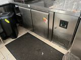 réfrigérateurs et poubelles en acier inoxydable dans une cuisine professionnelle