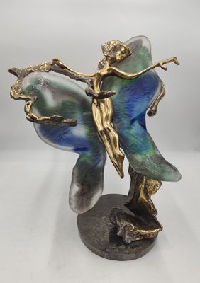 figurine représentant une femme aux ailes de papillon tenant une fleur