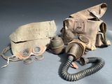 un masque à gaz, une cartouche de gaz et d'autres objets posés sur une table