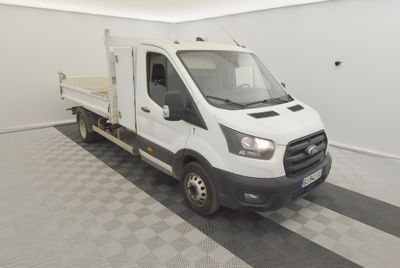 un camion blanc garé dans une pièce