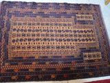 Le tapis posé au sol est très ancien et doit être nettoyé.
