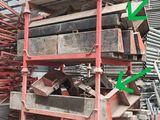 de nombreux types différents de barres d'acier empilées sur un rayonnage
