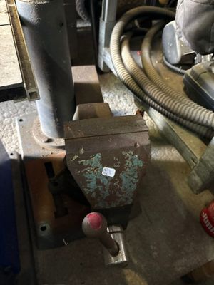 une machine posée sur une table dans une pièce