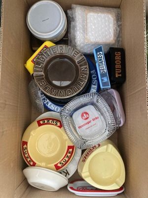 une boîte en carton remplie de différents types d'aliments