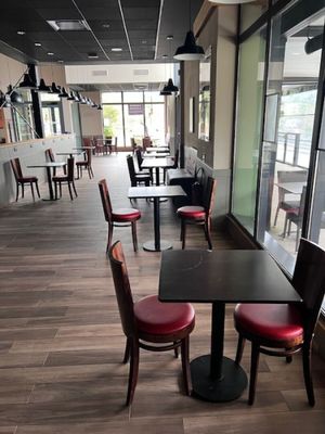 des tables et des chaises dans un restaurant donnant sur l'extérieur