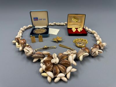 un collier composé de coquillages et d'autres objets posé sur une table