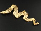 un gros plan d'un morceau d'or sur une surface noire