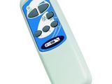 la télécommande est blanche et comporte un motif bleu
