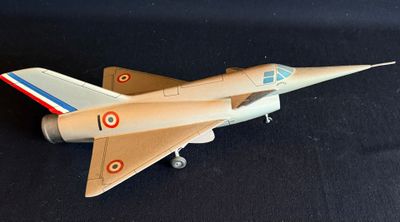une maquette d'avion de chasse posée sur une surface noire