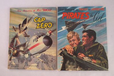 deux livres posés sur une table