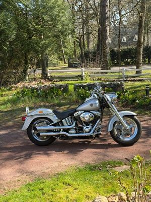 une moto garée sur le côté de la route