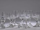 plusieurs verres à vin vides sont alignés sur une surface blanche