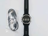 une image représentant une montre-bracelet à laquelle est fixé un chargeur