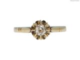 gros plan d'une bague en diamant sur fond blanc