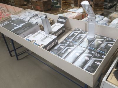 une table sur laquelle sont posés de nombreux appareils électroniques