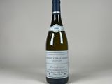 une bouteille de vin posée sur une table