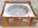 une caisse posée par terre, avec un lavabo à l'intérieur
