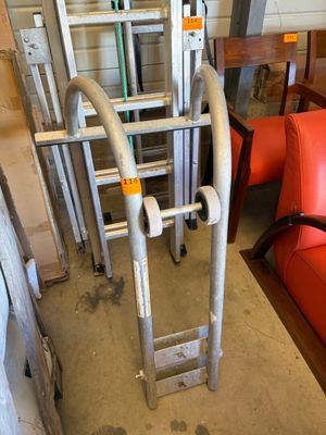 une échelle appuyée contre une chaise dans une pièce