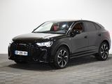 un SUV noir garé sur un sol à damier dans une pièce