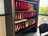 une étagère contenant de nombreux livres dans une pièce