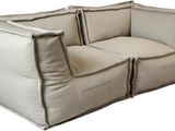 un canapé beige et marron avec deux coussins dessus, sur fond blanc