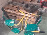 une pile de palettes en bois et deux outils à main posés sur une palette