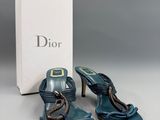 une paire de chaussures bleues avec une boîte posée sur une table