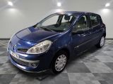la petite voiture bleue est garée dans le garage sur un sol en damier