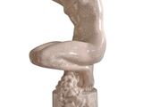 statue d'une femme assise sur un piédestal, les mains posées sur les genoux